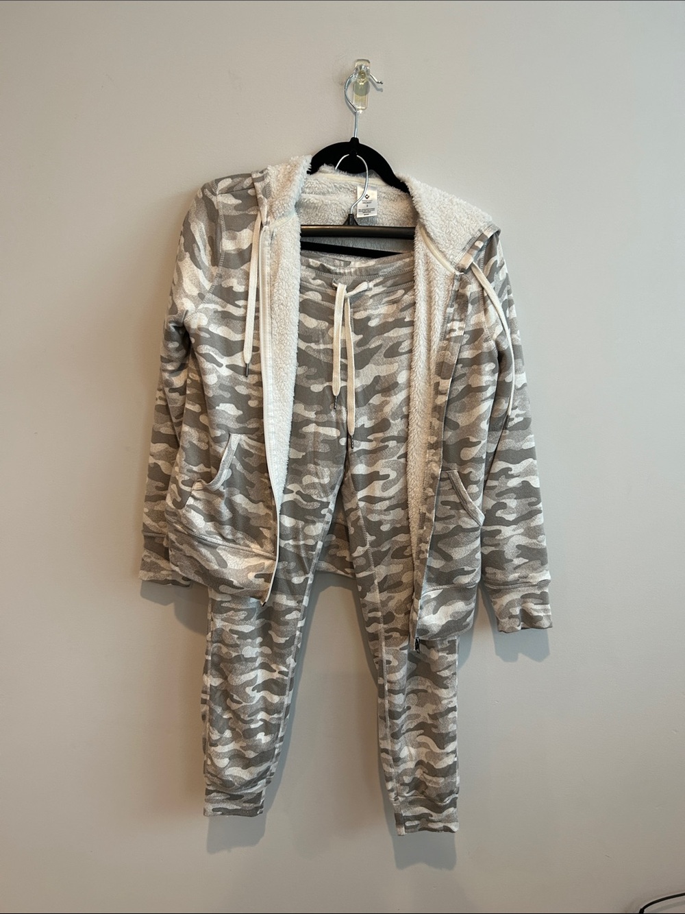 Women's Gray Camo Sherpa-Lined Jogger Set
